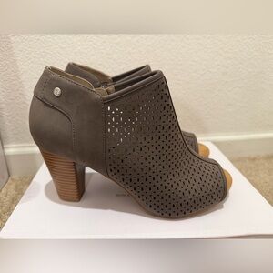 “New” Giani Bernini Stylish Gray Ankle Boots size9